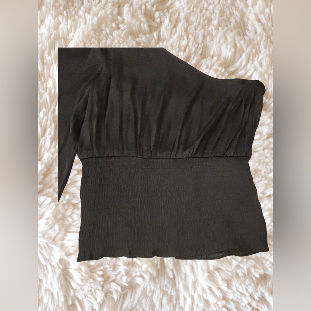 Grade & Gather One-Shoulder Long Sleeve Smocked Black Top - Picture 4 of 5